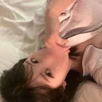 抱きしめあって