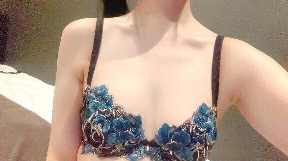 密着??上目遣いの乳首