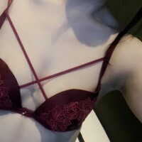 こんなに足広げて