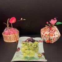 見つめられながら