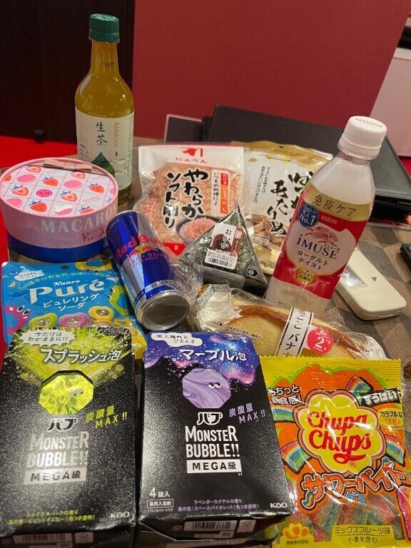 すくって舐めさせて