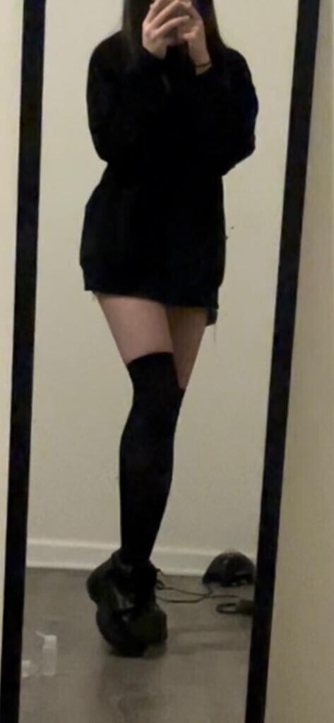 あすかの長い足明日も見に来る？?