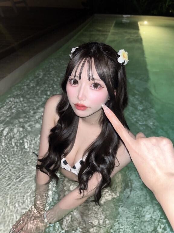 夜のプールって、なんだか特別な雰囲気だよね…？??