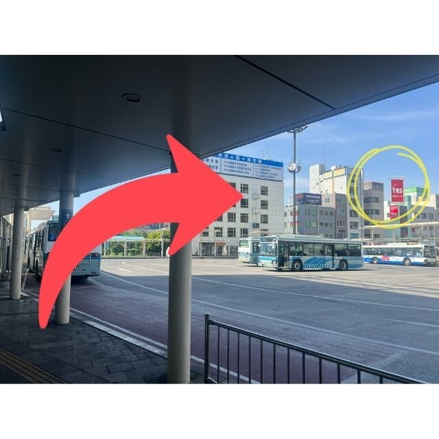 1.土浦駅西口を出て左側に見える赤い看板を目印に進みます。