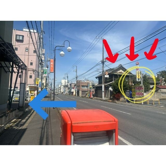 3.一つ目の信号を過ぎ、ポストと右側のコインパーキングを目印に左折して細道へ！