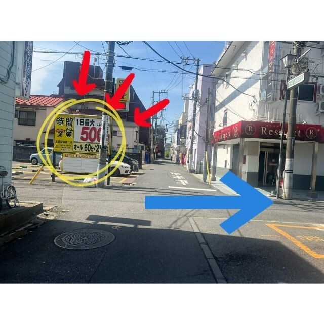 4.左のコインパーキングを目印に十字路を右折！