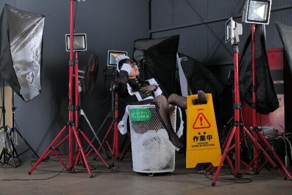 平然を装ってる