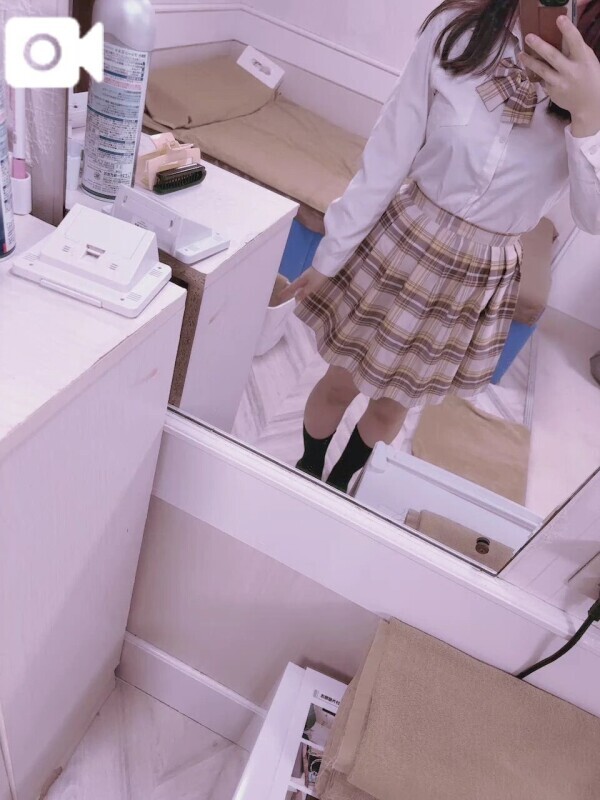 動画「スカートを…♡♡」