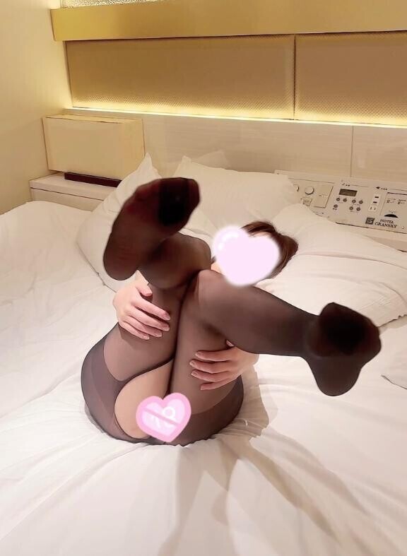黒ストから覗く白い肌