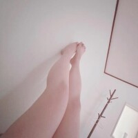 太もものあいだに挟んで…