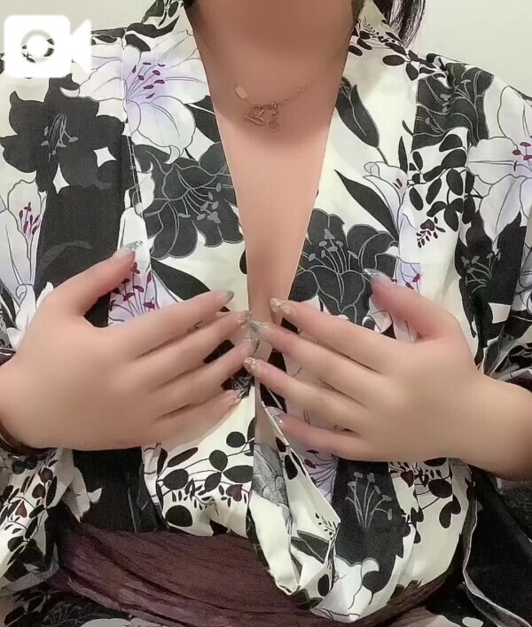 🔞はだけた浴衣の中身は真っ白な美乳美乳💗💗🔞