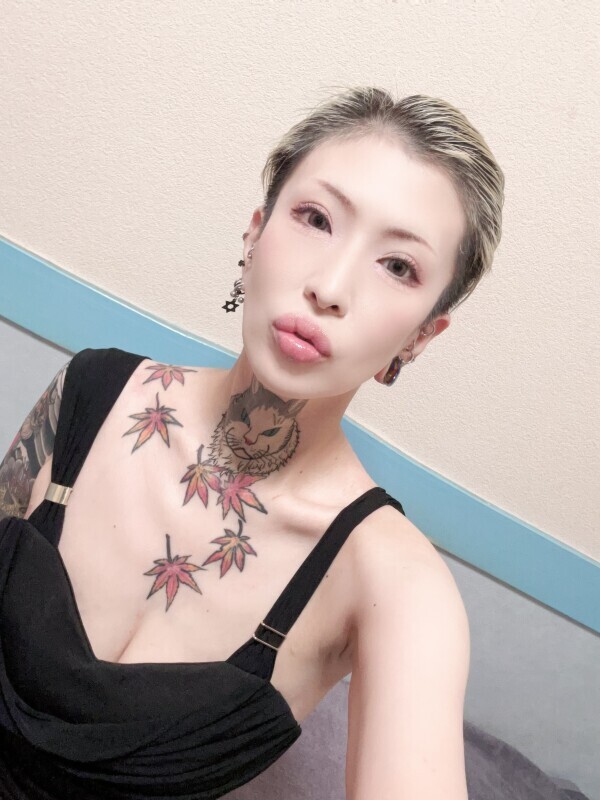 唇が…