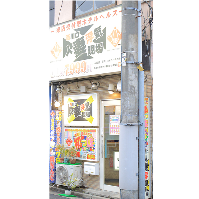 小道に入る前に派手な外観が当店になります。
お気軽にご来店下さい。