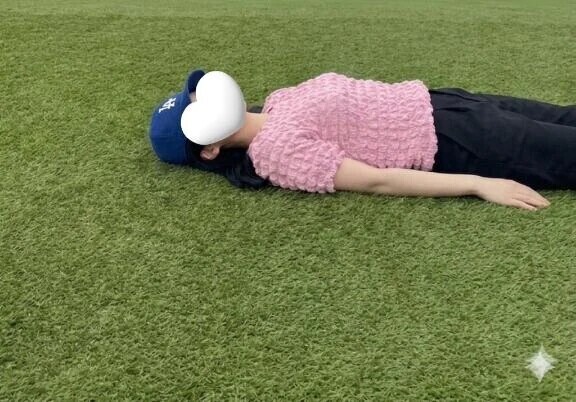 乗る→酔う→芝生、笑