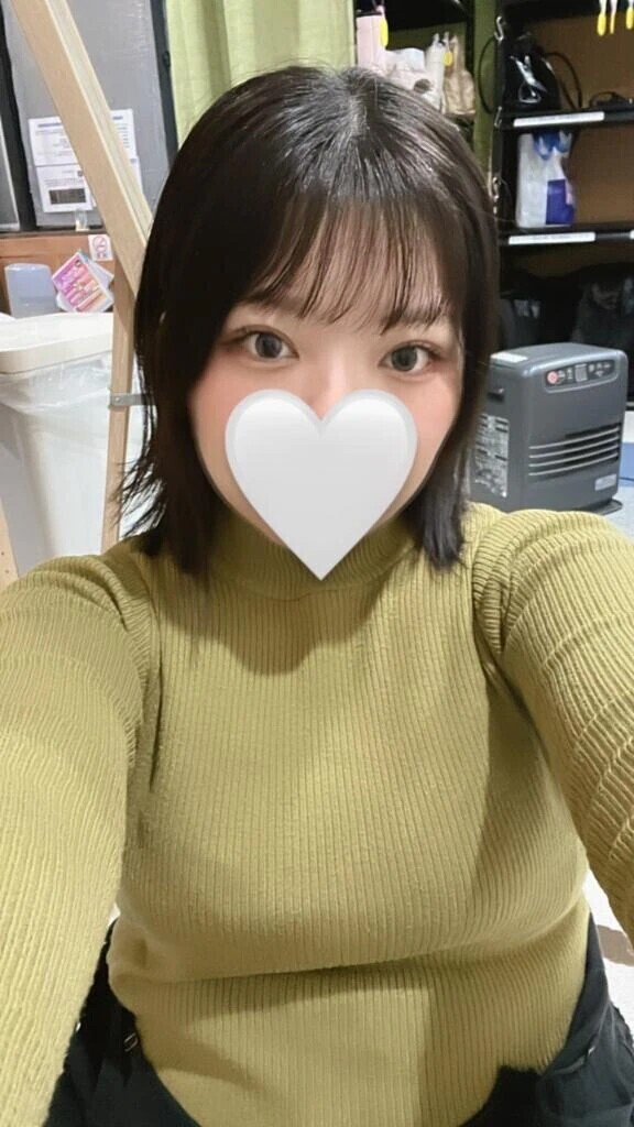 おっぱい強調ピチピチニット！