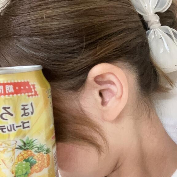 もらったお酒と耳たぶとまとめ髪🌼