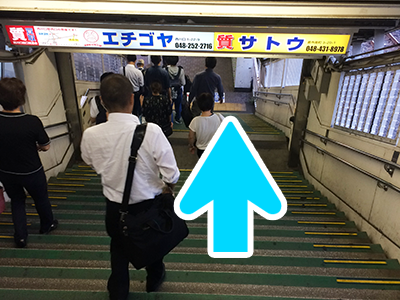 駅階段を降りて駅ロータリー前へ出ます