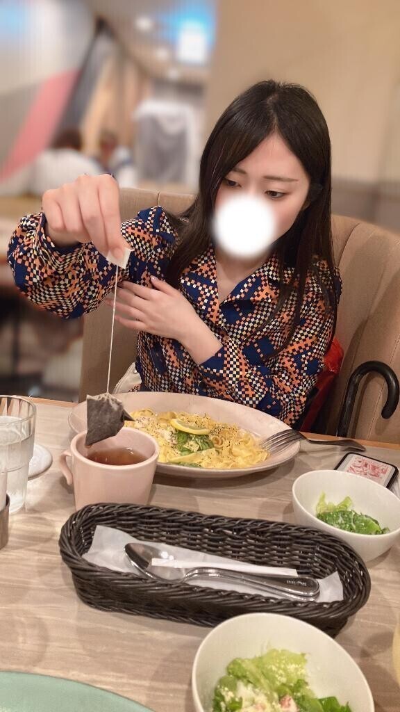 初鎌倉パスタwith真剣に紅茶のパックを取るそらの写真