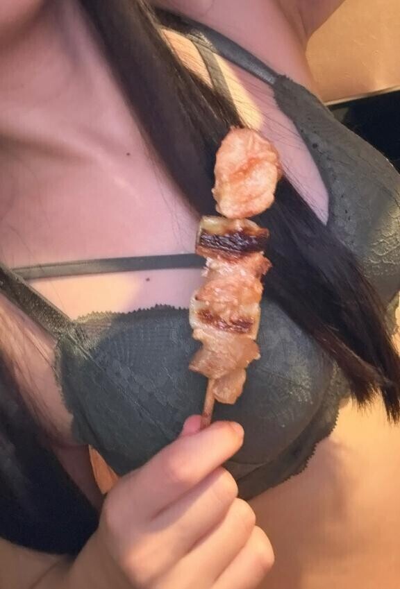 焼き鳥とランジェリー。胸元でじゅわっと、香ばしい誘惑。