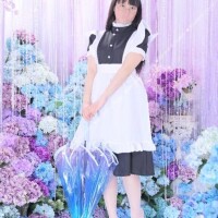 晴れの日に傘をさす