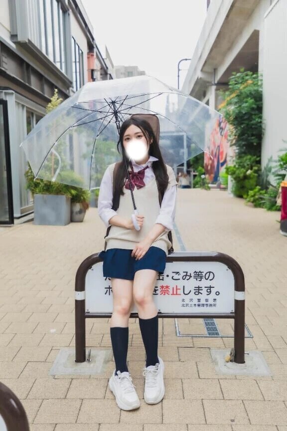 昼下がりの街はグレイスケールの海