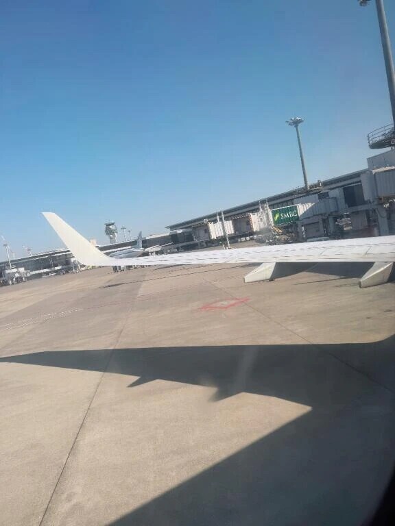 💛傷ついた 心を隠し 微笑んだ 君は強いね ぎゅっと 抱きしめる その時 悲しみが溶けた