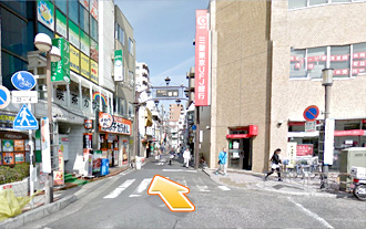川口市役所西川口駅前分室の方向へ右に曲がって頂くと、西川口一番街の入口になります。

こちらの路地（西川口一番街）をまっすぐ進んでください。