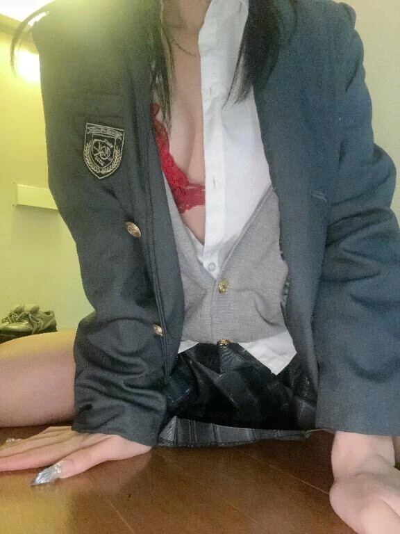 つい目で追いかけてしまう美女