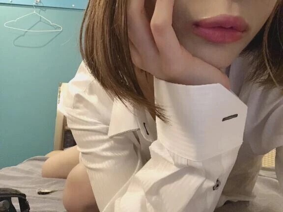 ※👨「この国（部屋）ではV字が正装なんだよね？」