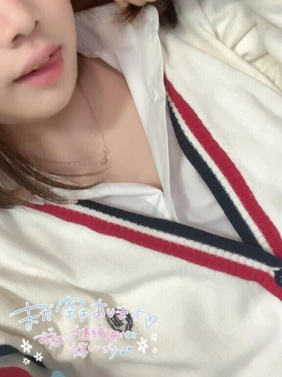 清楚ぎゃるの短いスカートと長い舌