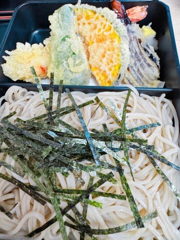 近付くと…