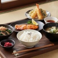 まずはお味噌汁を飲むところから😋