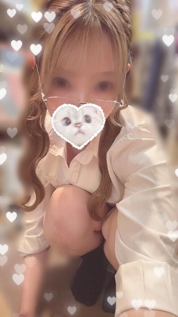 個室ビデオ店で汗だく○○○しちゃいました💦