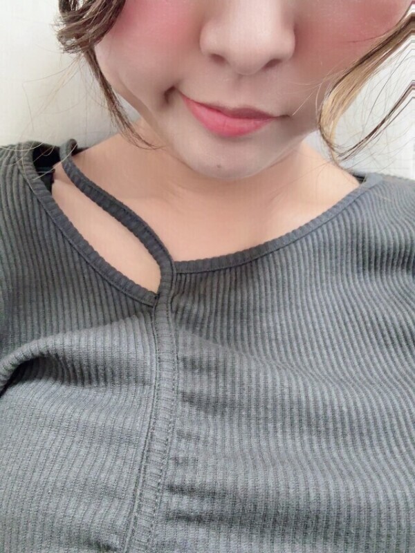 明日も19時〜23時出勤するぉ🥺🩶🤍