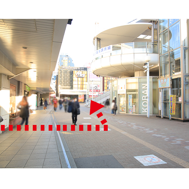 JR船橋駅南口を出ると目の前に交番が見えてきます。
右側に交番を見ていただき正面のパチンコ屋さんを目指して進みます。