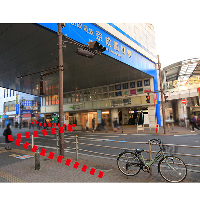 パチンコ屋さんまで進むと大通りが見えますので真っ直ぐ進むと正面に
千葉京成電鉄京成船橋駅が見えてきますのでその高架下の横断歩道を渡り、矢印
の通りに進みます。
