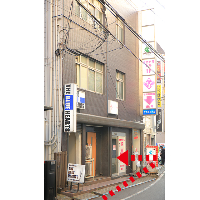 こちらが当店になります。隣にホルモン専門のお店があります。
18歳以上入店禁止の扉が目印です。入っていただくとすぐ目の前に受付があります。
お気軽にご来店ください。