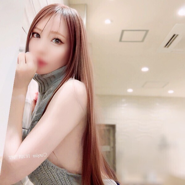 ロングへア×キワどいニットの破壊力♡