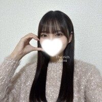 ピンクのキラキラニットで参戦?