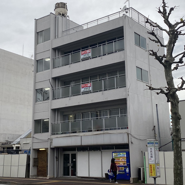JR千葉駅東口から徒歩10分にあります。
千葉都市モノレール栄町駅からですと徒歩6分になります。写真のビルの1階になります。