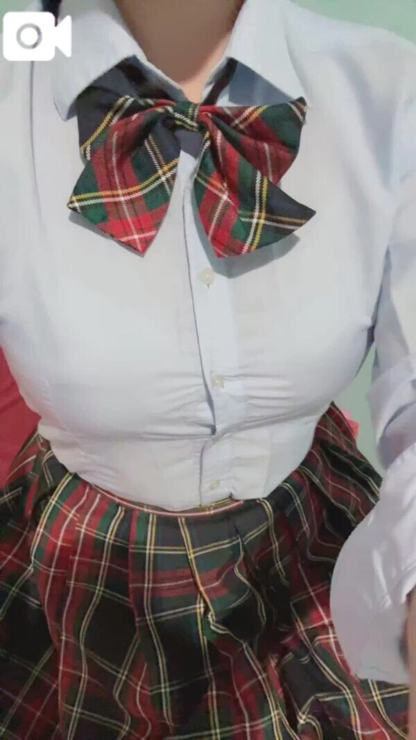 制服の上からもみもみ💚