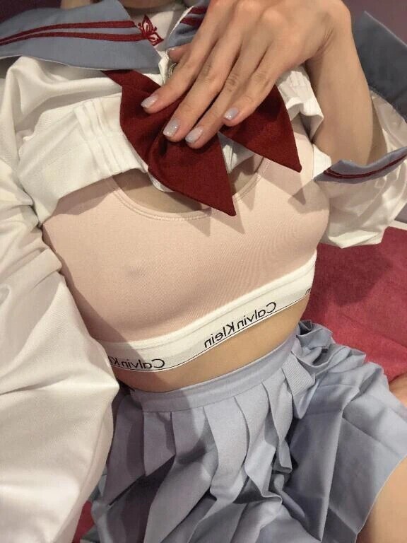 制服からちらっと👀