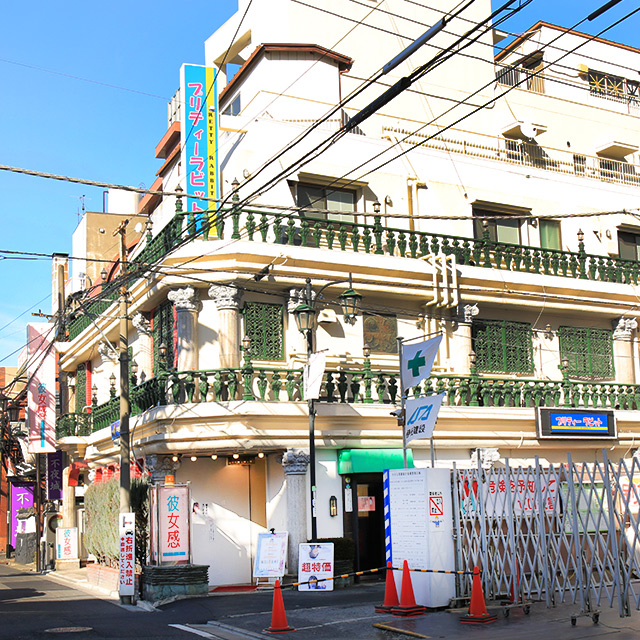 大きく白い外観が見えてきたらそちらが当店になります。看板も出てます。
お気軽にご来店ください。