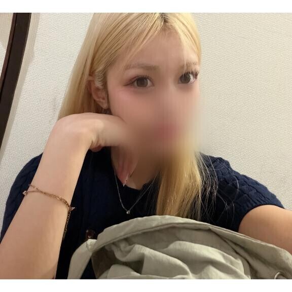 睨んでるみたいだ！
