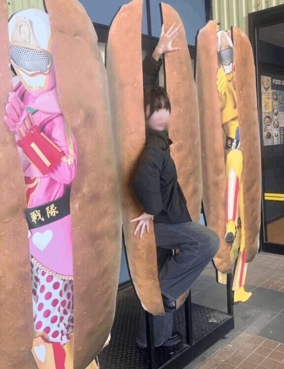 挟まれて....
