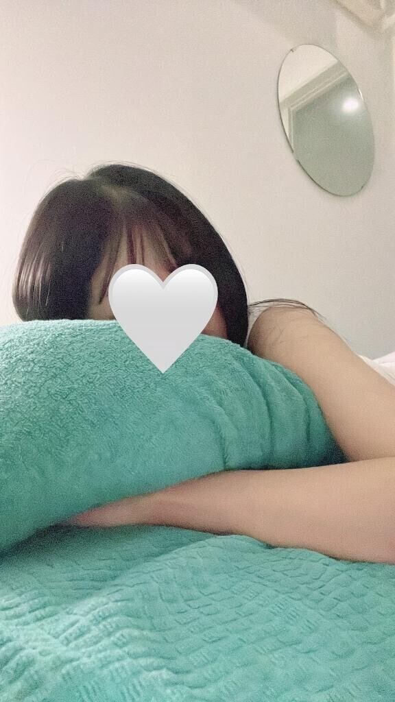 枕の下に手入れて寝る人