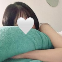 枕の下に手入れて寝る人