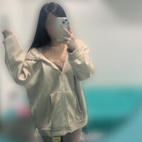 控えめにはしゃぐなどする