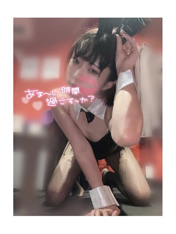 物欲しそうな目でこちらを見つめている