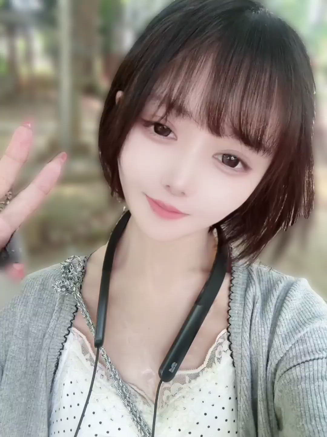 よっ